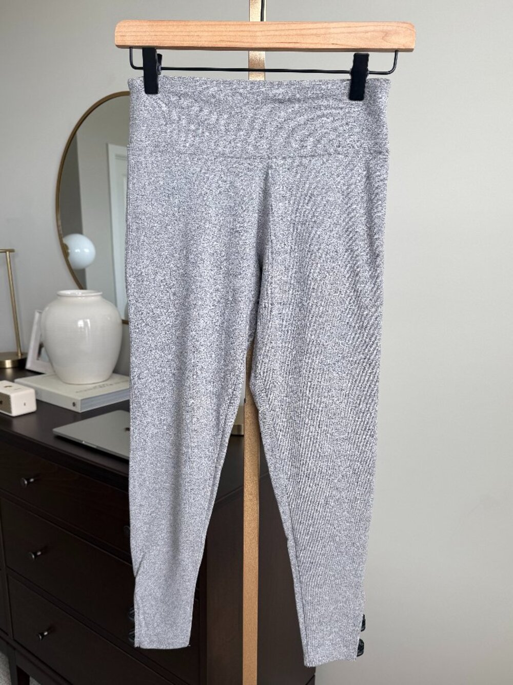 VICTORIA’S SECRET Sport Gray Crop Leggings Cut-Out Detail